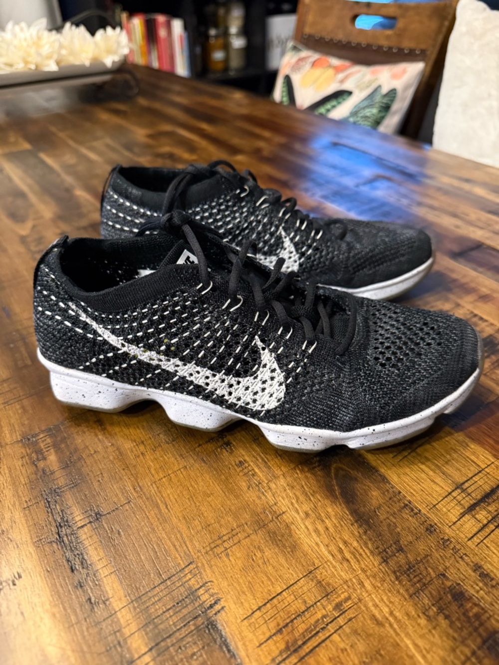 NIKE fly knit zoom women's sz 7 athletic running shoe black/white lightweight